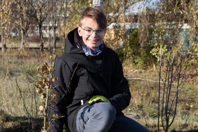 Moritz vor einer selbst gepflanzten Stileiche